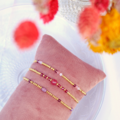 Setje van drie roze/paarse armbandjes